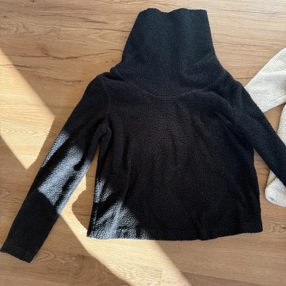 Two ALO Yoga Sherpa Turtleneck Fleece Pullover Top Bundle - Picture 2 of 4